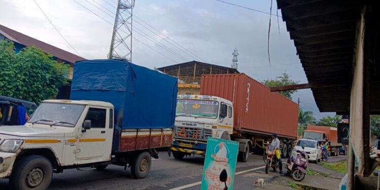 परळी बाजारपेठेला वाहतूक कोंडीचे ग्रहण