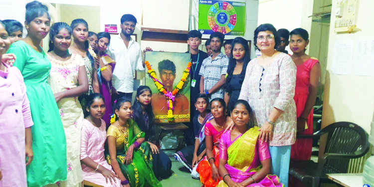 आदिवासी युवकांनी हुतात्म्यांपासून प्रेरणा घ्यावी