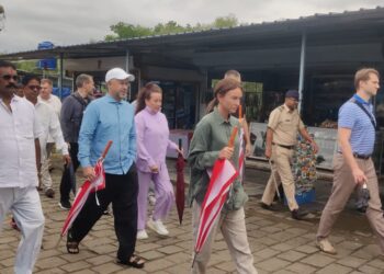 रशियन शिष्टमंडळाची एलिफंटा लेण्यांना भेट