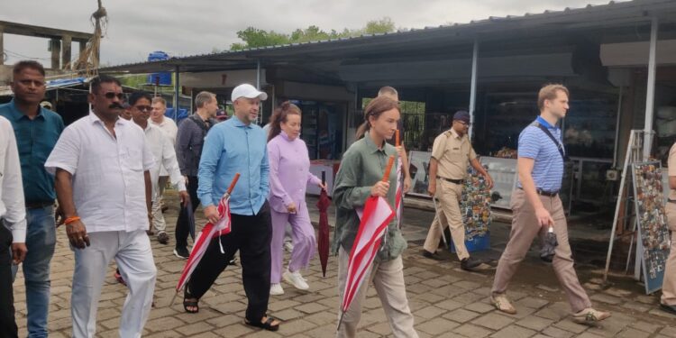 रशियन शिष्टमंडळाची एलिफंटा लेण्यांना भेट