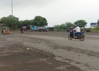 रस्त्यावरील खडी अपघाताला निमंत्रण