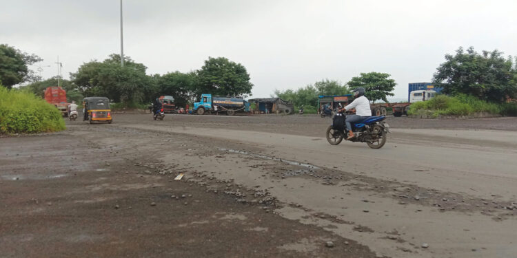 रस्त्यावरील खडी अपघाताला निमंत्रण