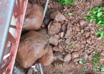 रोहा तालुक्यातील तिसे गावात दरड कोसळली