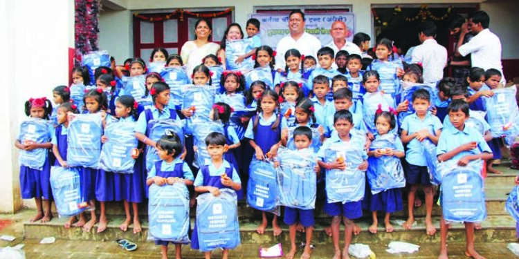 चार हजार विद्यार्थ्यांना स्कूल बॅग वाटप