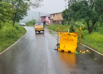 शिस्तेनजीक रस्त्याला भगदाड; बांधकाम विभागाची चालढकल