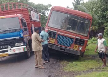 साईडपट्टी खचल्याने एसटी घसरली
