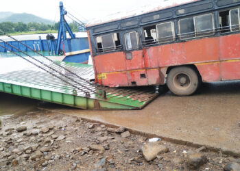 आंबेत येथे रो-रो सेवेत बस अडकली