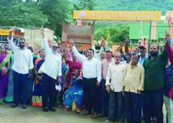 शेतकरी, मच्छिमारांचे नुकसान भरपाईसाठी साखळी उपोषण