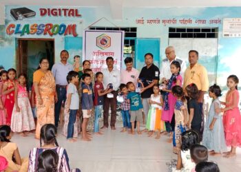 विद्यार्थ्यांना मोफत ओळखपत्राचे वाटप