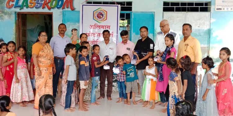 अलिबाग फोटोग्राफर्स असोसिएशनच्या वतीने विद्यार्थ्यांना ओळखपत्राचे वाटप