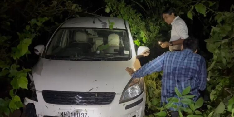 बोरघाटातील दरीत दोन वाहने कोसळली