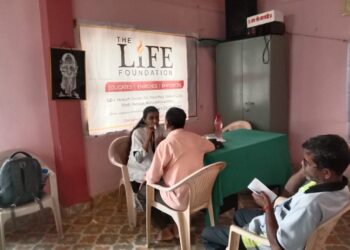 दी लाईफ फाऊंडेशनतर्फे नेत्र तपासणी