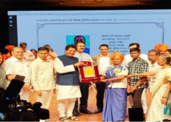 वर्षा दळवी यांना राज्यस्तरीय पुरस्कार