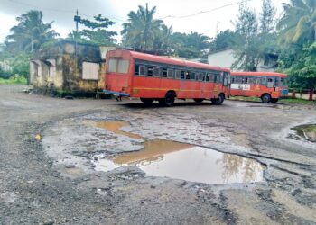 रेवदंडा बस स्थानक खड्ड्यात