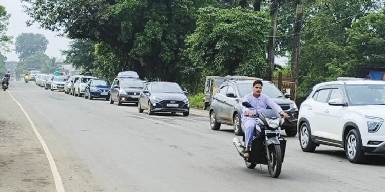 परतीच्या प्रवासात वाहतूक कोंडीचे विघ्न