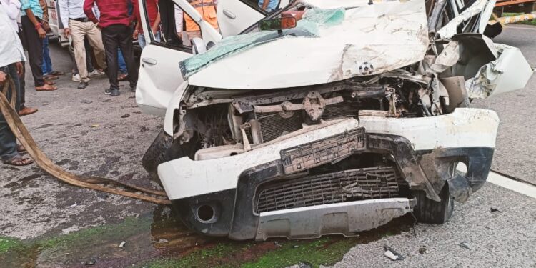 कारची ट्रकला पाठीमागून ठोकर; तीन जखमी