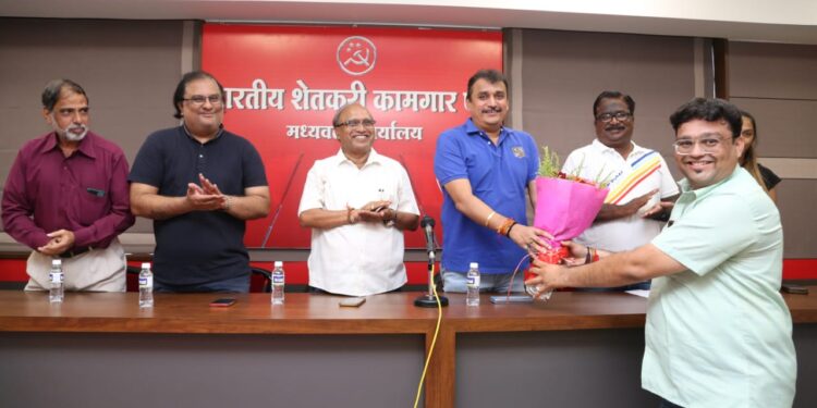 ॲड. अशिष रानडे यांच्यावर शुभेच्छांचा वर्षाव