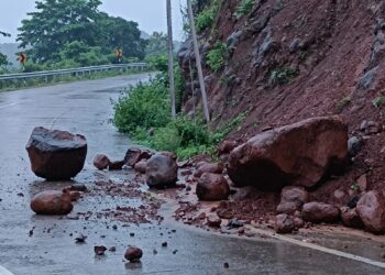 दिघी – कुडगाव रस्त्यावर दरड कोसळली
