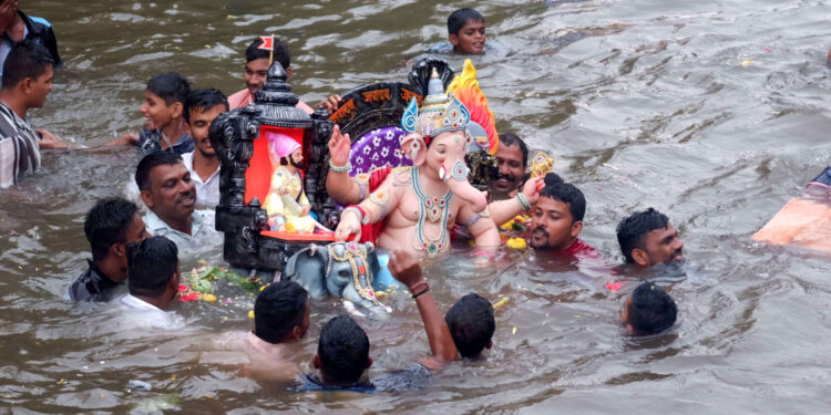 वाजत-गाजत दहा दिवसाच्या बाप्पाला निरोप