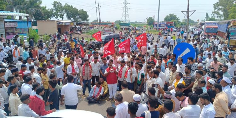 माजलगाव येथे शेकापचा रास्ता रोको