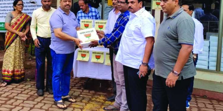 माथेरानमध्ये गणेश पूजन साहित्य वाटप