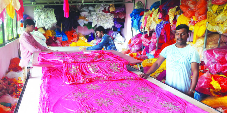 गणेशोत्सवासाठी पर्यावरण पूरक कापडी मखर