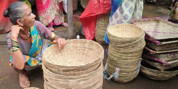 आदिवासी लोकांना बांबूतून रोजगार