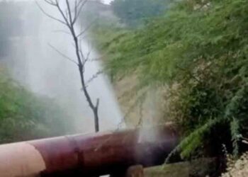 फुटलेल्या पाईप लाईनमुळे लाखो लिटर पाण्याची नासाडी