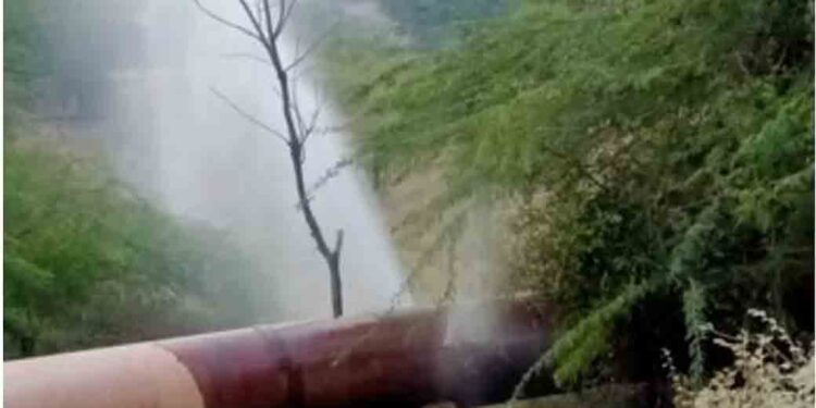 फुटलेल्या पाईप लाईनमुळे लाखो लिटर पाण्याची नासाडी
