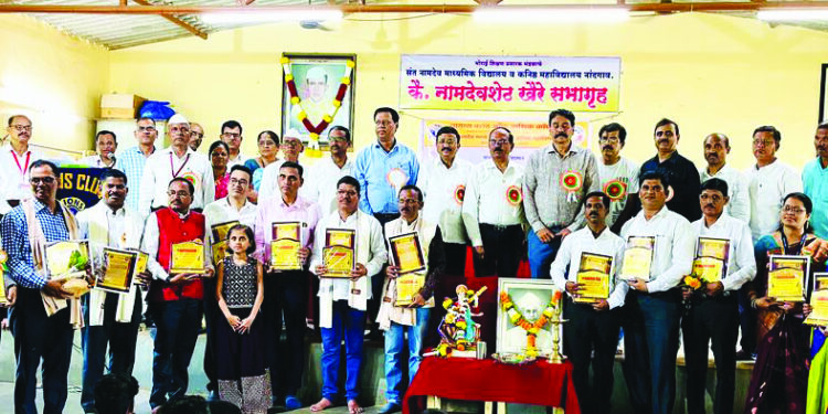 नांदगाव विद्यालयात शिक्षक पुरस्कार सोहळा