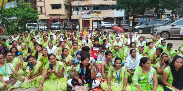 पालिकेविरोधात आशा स्वयंसेविकांचे आंदोलन