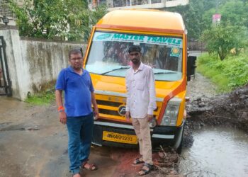 अंदाज न आल्याने स्कूल बस खड्ड्यात