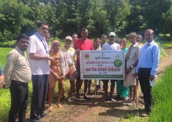 शास्त्रज्ञ पोहोचले थेट शेतकऱ्यांच्या बांधावर