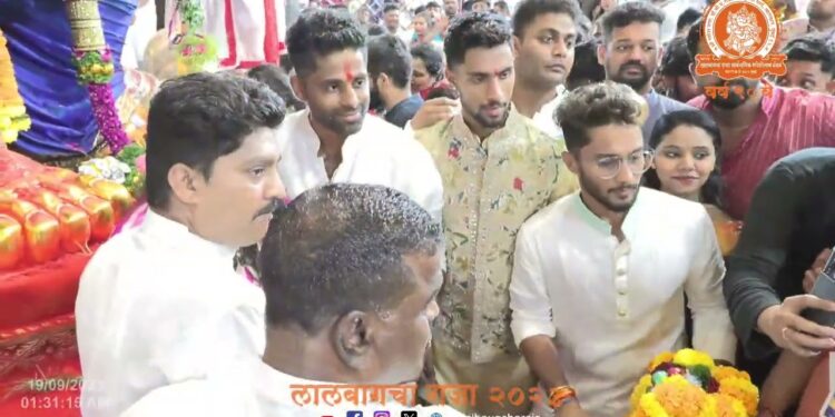 सूर्यकुमार लालबागचा राजाच्या चरणी