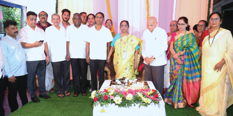 मीनाक्षी पाटील यांच्यावर शुभेच्छांचा वर्षाव