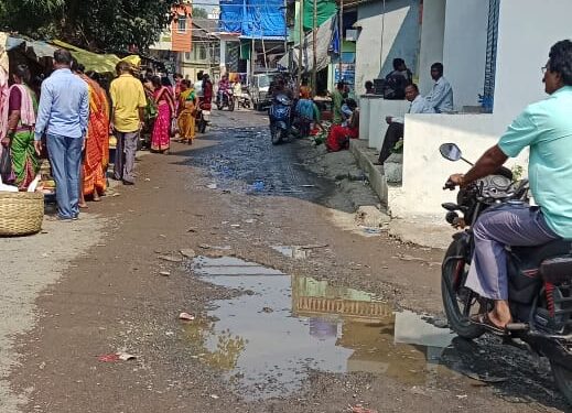 चिरनेरच्या मुख्य रस्त्यांवर गटारगंगा