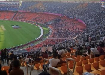 अखेर प्रेक्षक अवतरले!