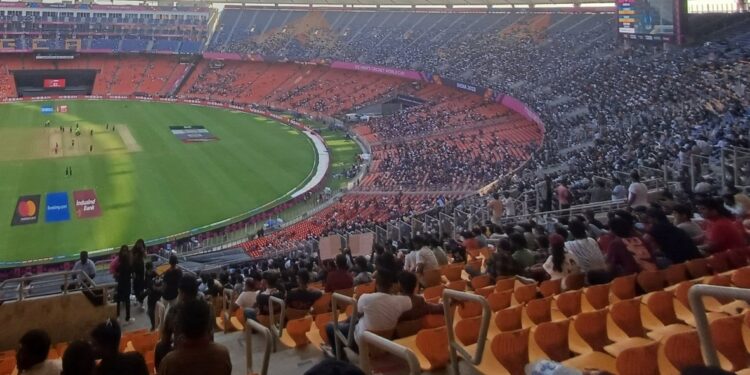 अखेर प्रेक्षक अवतरले!