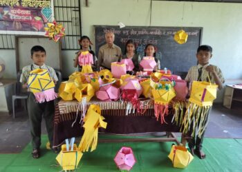 विद्यार्थ्यांना आकाश कंदील बनविण्याचे धडे