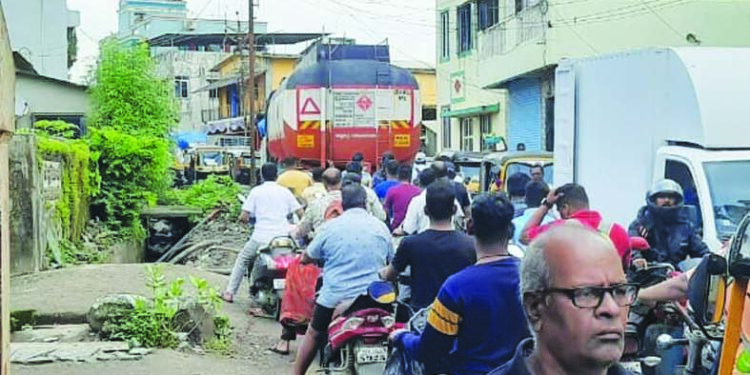 करंजा बंदराकडे जाणारी वाट बिकट