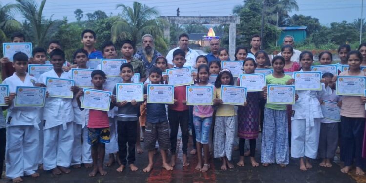 परहुरमध्ये मोफत कराटे प्रशिक्षण