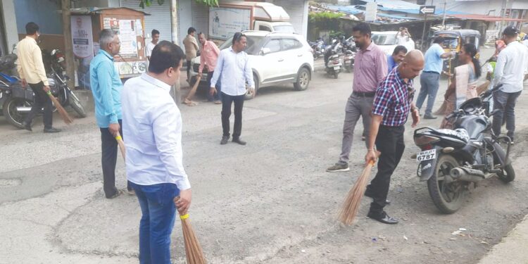 स्वच्छता अभियानात लोकप्रतिनिधींचा सहभाग