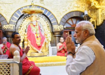 पंतप्रधान नरेंद्र मोदी शिर्डीत दाखल