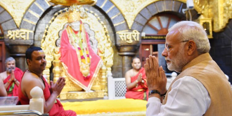 पंतप्रधान नरेंद्र मोदी शिर्डीत दाखल