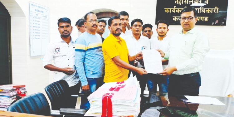 आदिवासी समाज आक्रमक