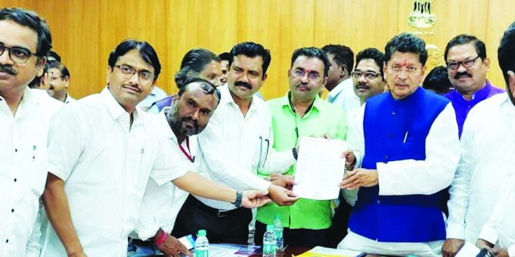 शिक्षण क्षेत्राचे खाजगीकरण होणार नाहीः केसरकर