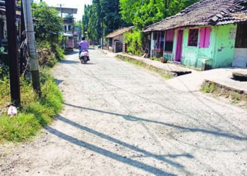 तळा प्राथमिक आरोग्य केंद्राकडे जाणाऱ्या रस्त्याची दुरवस्था