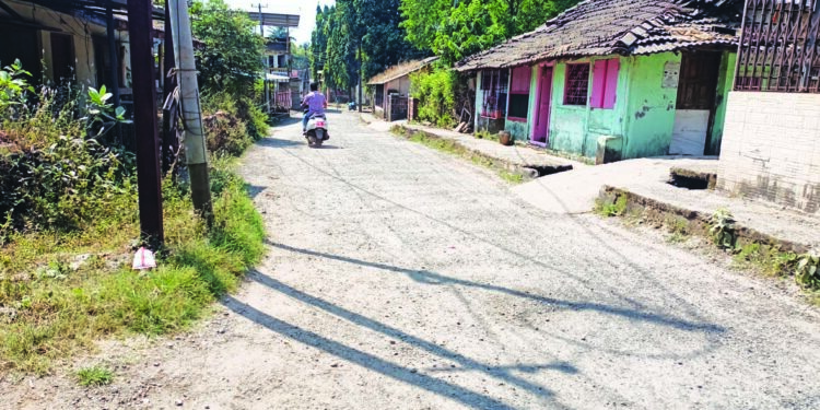 तळा प्राथमिक आरोग्य केंद्राकडे जाणाऱ्या रस्त्याची दुरवस्था