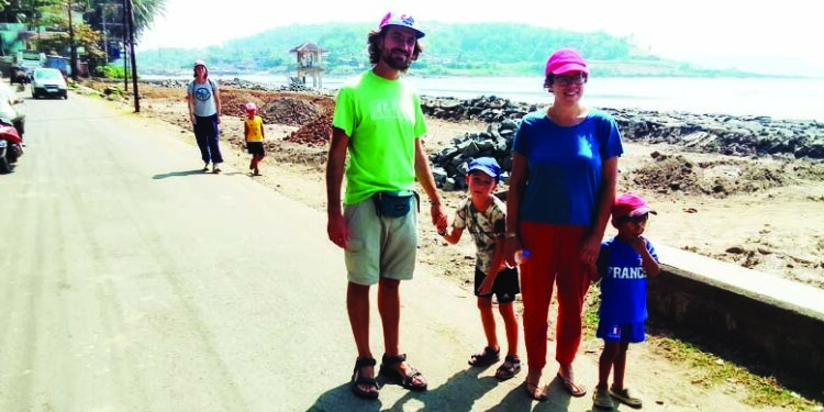 मुरुड समुद्राकिनारी विदेशी पर्यटकांचे आगमन