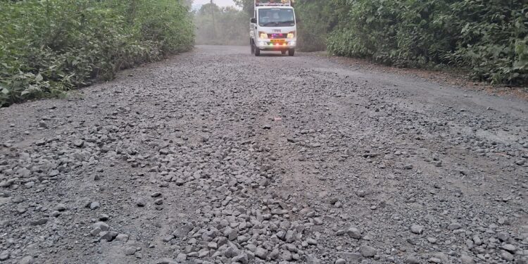 बांधकाम विभागाचा प्रवाशांच्या जीवाशी खेळ